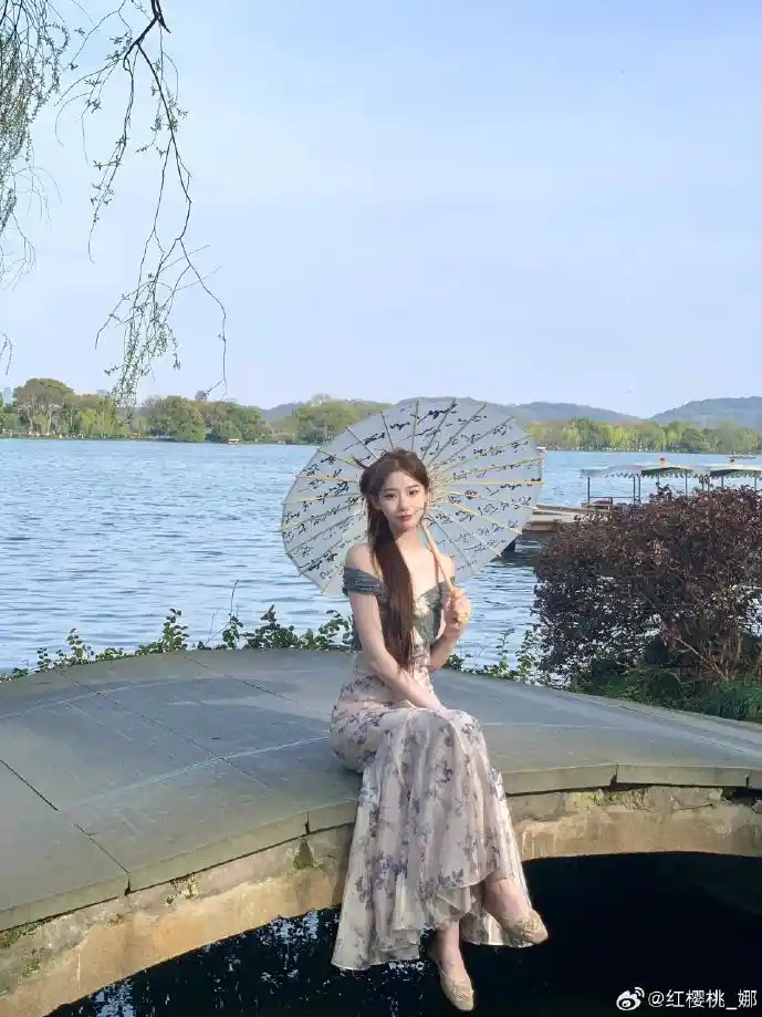 淘鲜达配送员在暴雨中送货